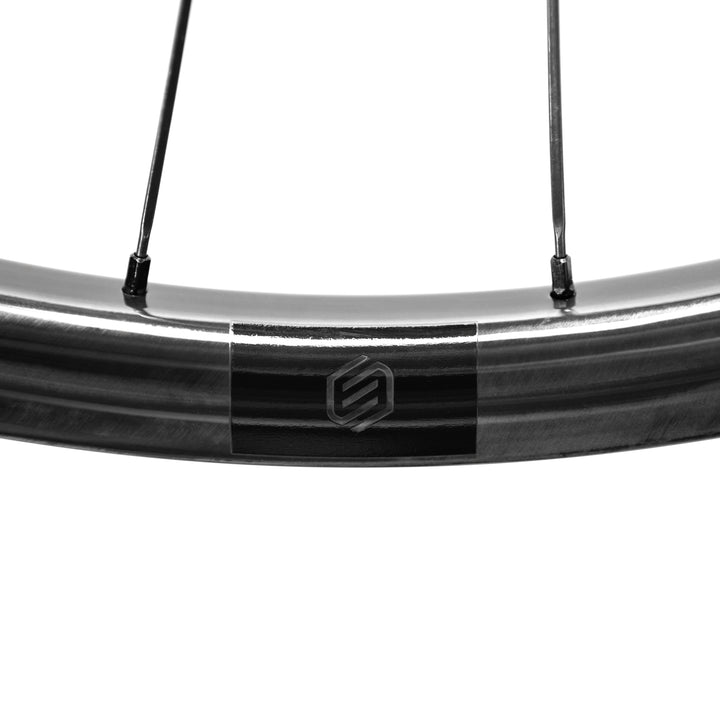 Glossy finish Tenaci GT25 gravel wheels with chrome decals