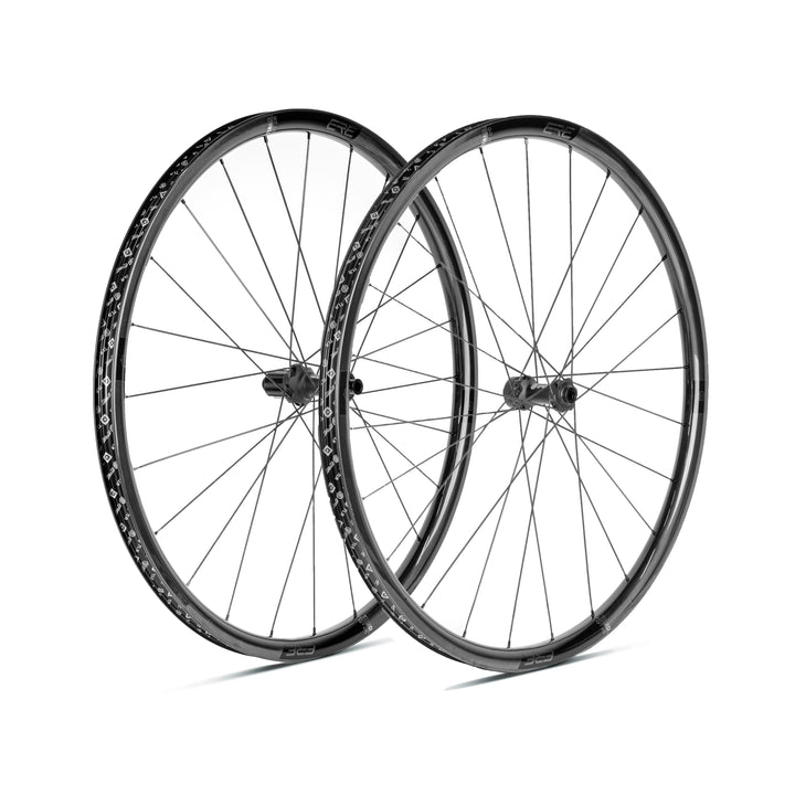Tenaci GT25 carbon gravel wheels – side view with Iona hubs
