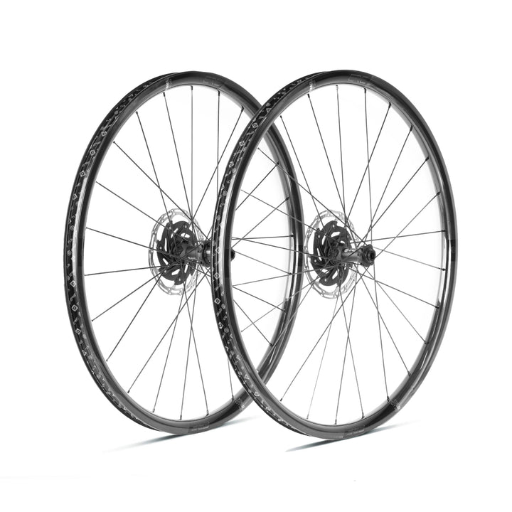 Tenaci GT25 carbon gravel wheels – side view with Iona hubs
